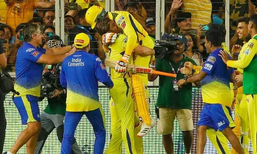 CSK led Dhoni lifts up Jadeja, get emotional after winning IPL 2023.