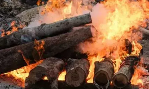 Woman in Kurnool cremates husband at home using old clothes, books.