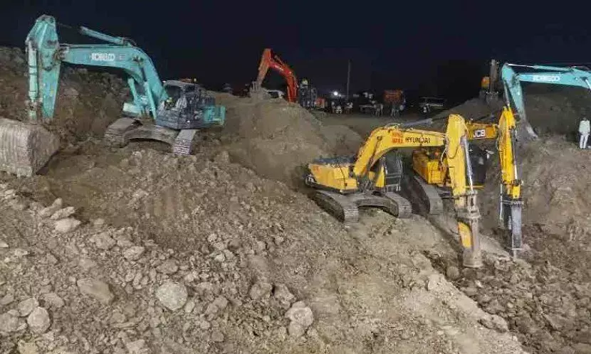 MP: Girl pulled out from borewell after 52 hours declared dead at hospital.