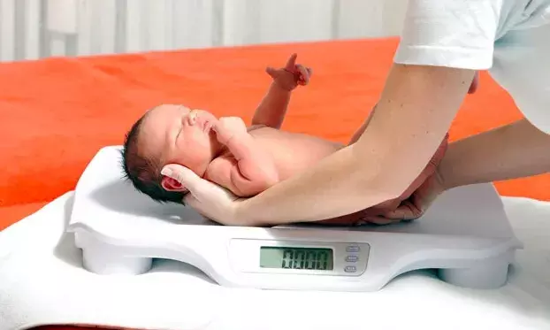 Woman delivers baby boy with record weight of 5.2kg