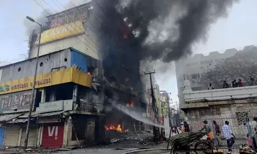Fire breaks out near Tirupatiās Govindaraja Temple, guts a photo frame shop