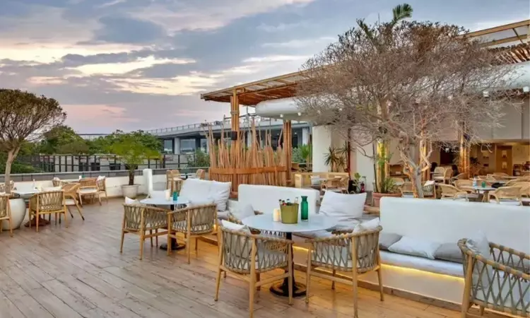 Are you a hungry night owl? Here are Hyderabad’s 10 best late-night cafes for midnight cravings.