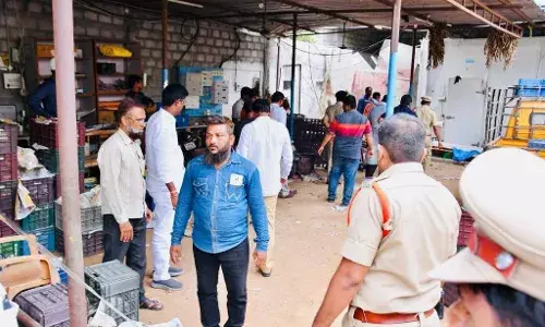 2 die in AC gas cylinder blast in Nalgondas Barkatpura fruit market