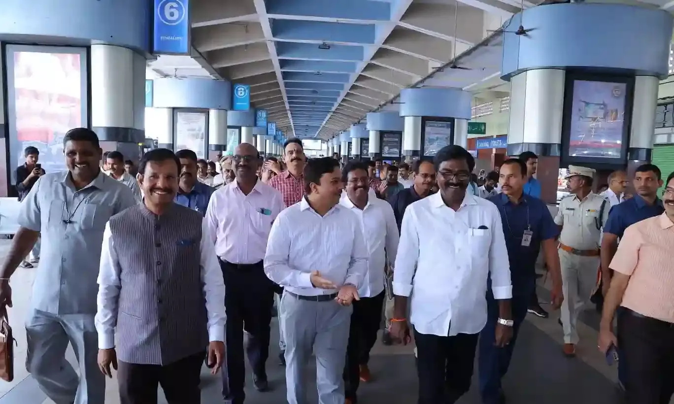 Transport minister visits MGBS; TSRTC to modernise 150 bus stands in 2023