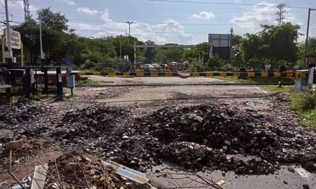 Closed Safilguda rail gate disrupts everyday life; Malkajgiri residents discuss alternate paths.