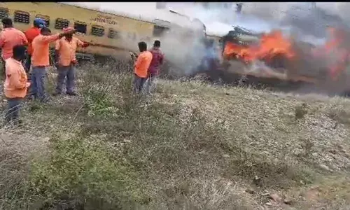 7 bogies of Howrah-Secunderabad Falaknuma Express catch fire, passengers safe