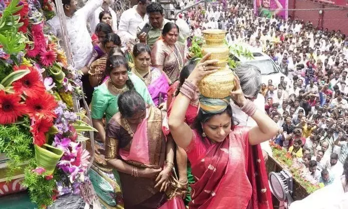 Secunderabad: Politicians, common folk celebrate Ujjaini Mahakali Bonalu with special poojas, colourful offerings