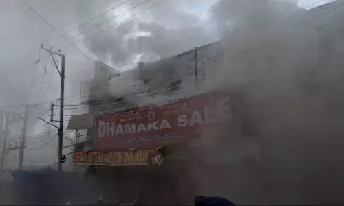 Fire breaks out at clothing shop in Secunderabadās Paalika Bazaar, no causalities