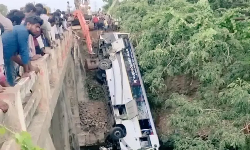 Prakasam tragedy:  Bus carrying marriage party falls into Nagarjuna Sagar; 7 dead, many injured