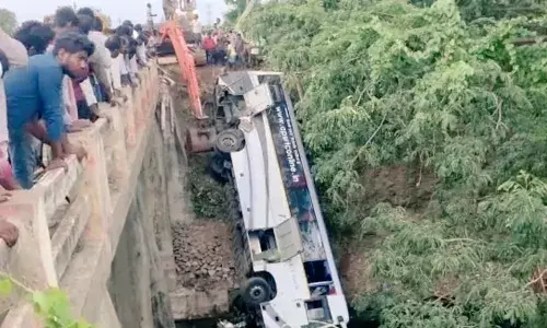 Prakasam tragedy:  Bus carrying marriage party falls into Nagarjuna Sagar; 7 dead, many injured