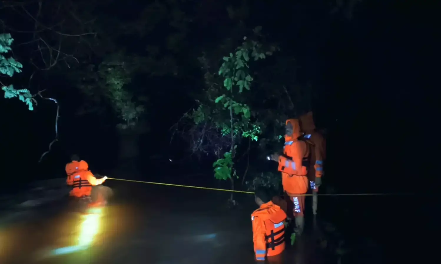 All 80 stranded tourists evacuated safely from Mutayala Dhara waterfalls.