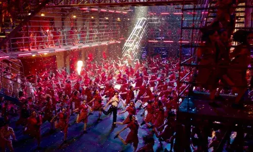 Shah Rukhās Zinda Banda packs a punch video features 1,000 female dancers