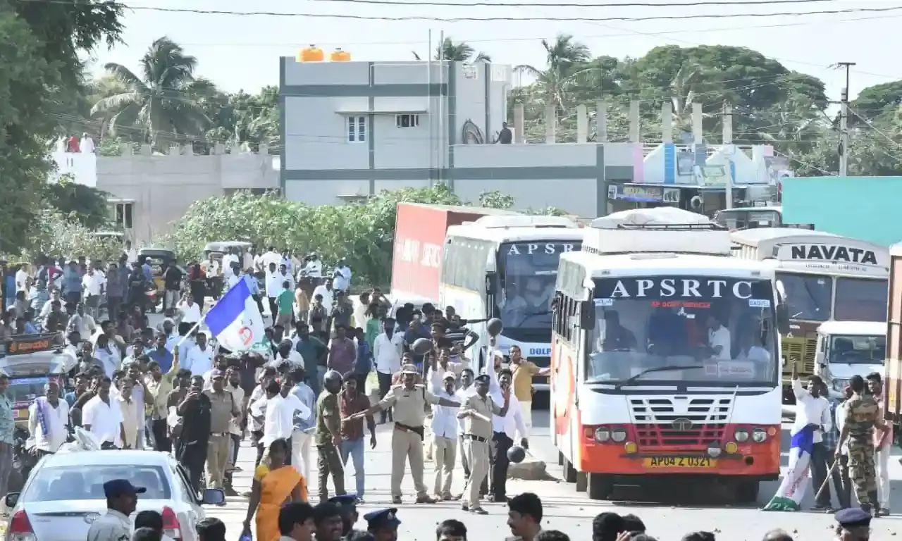 TDP, YSRCP cadres clash at Punganuru in AP; 20 vehicles destroyed, several cops and party workers hurt