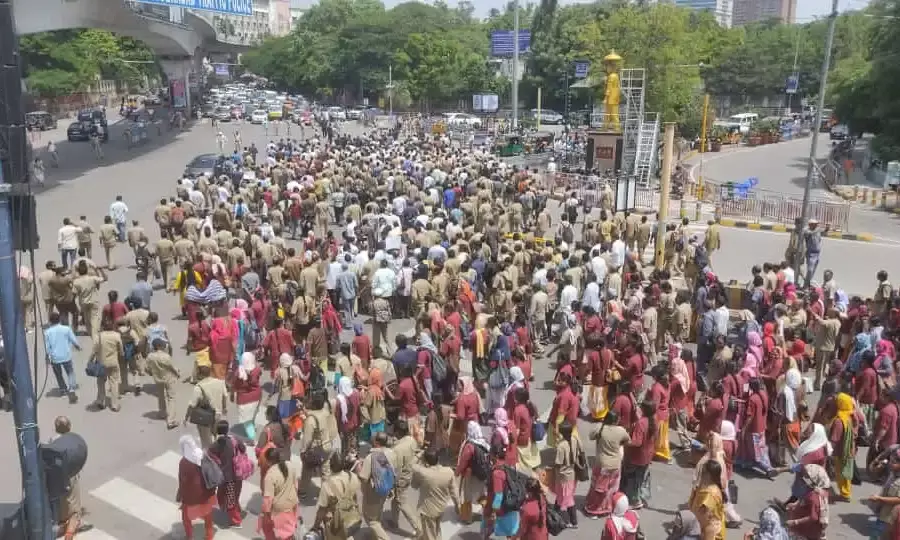 TSRTC employees stage protest, ask Telangana Governor to ascent merger bill