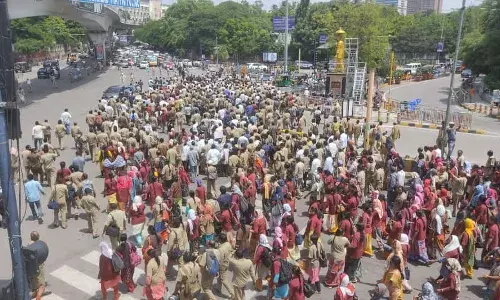 TSRTC employees stage protest, ask Telangana Governor to ascent merger bill