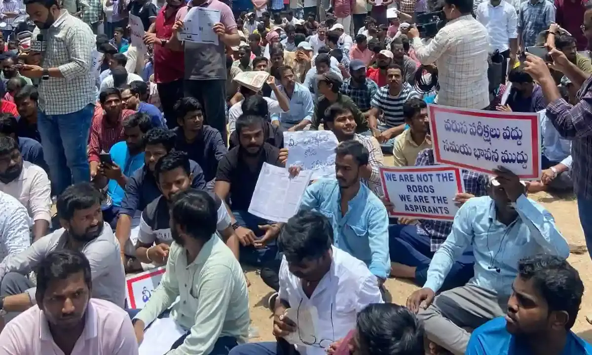 Civil aspirants demand postponement of TSPSC Group-II exam, block Nampally in protest