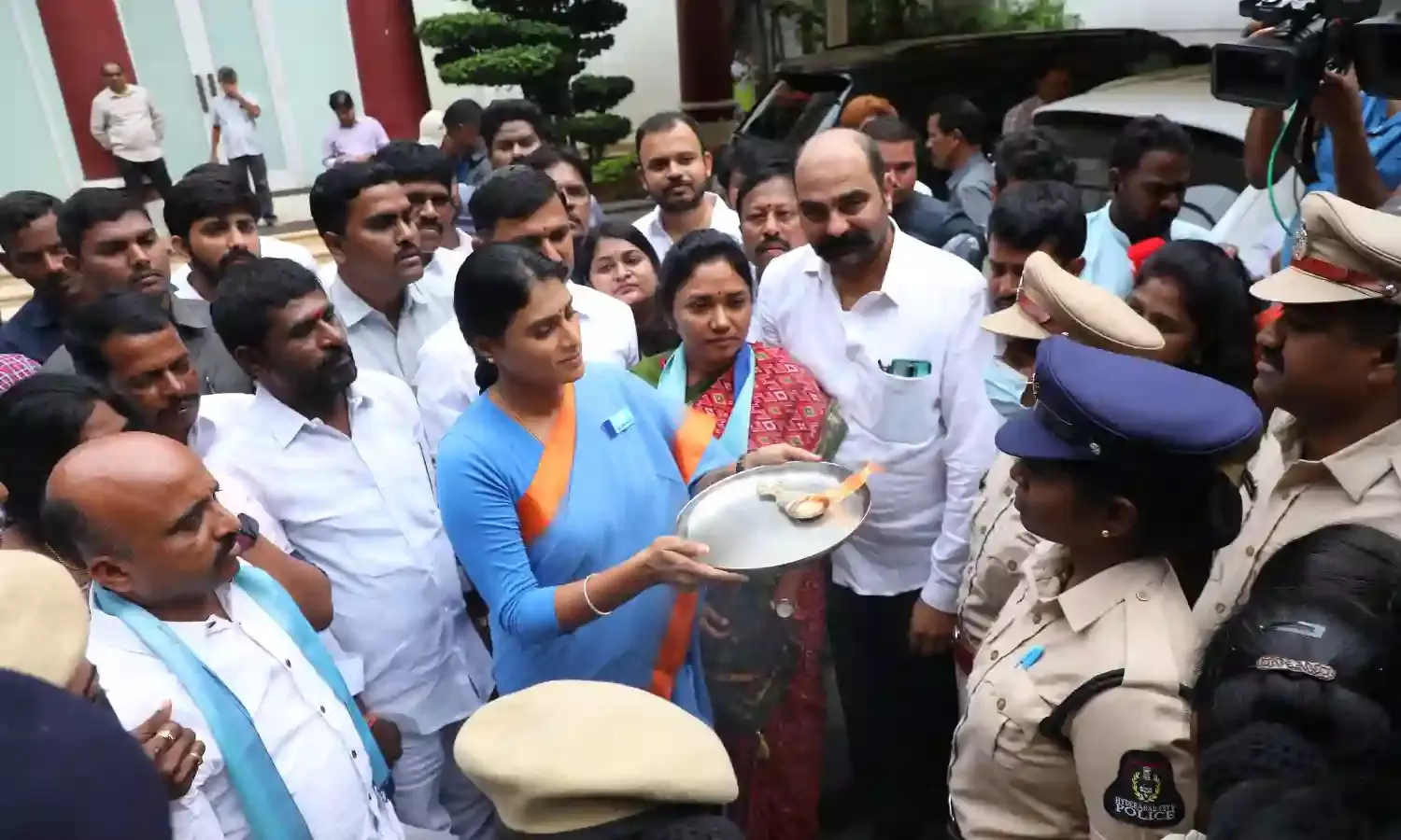 YS Sharmila stopped from visiting Gajwel, put under house arrest