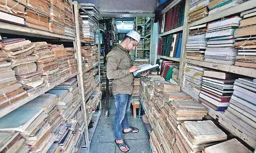 `For readers, by bookwormsā:  Hyderabadās Haziq and Mohi Bookstore, a nostalgia of values