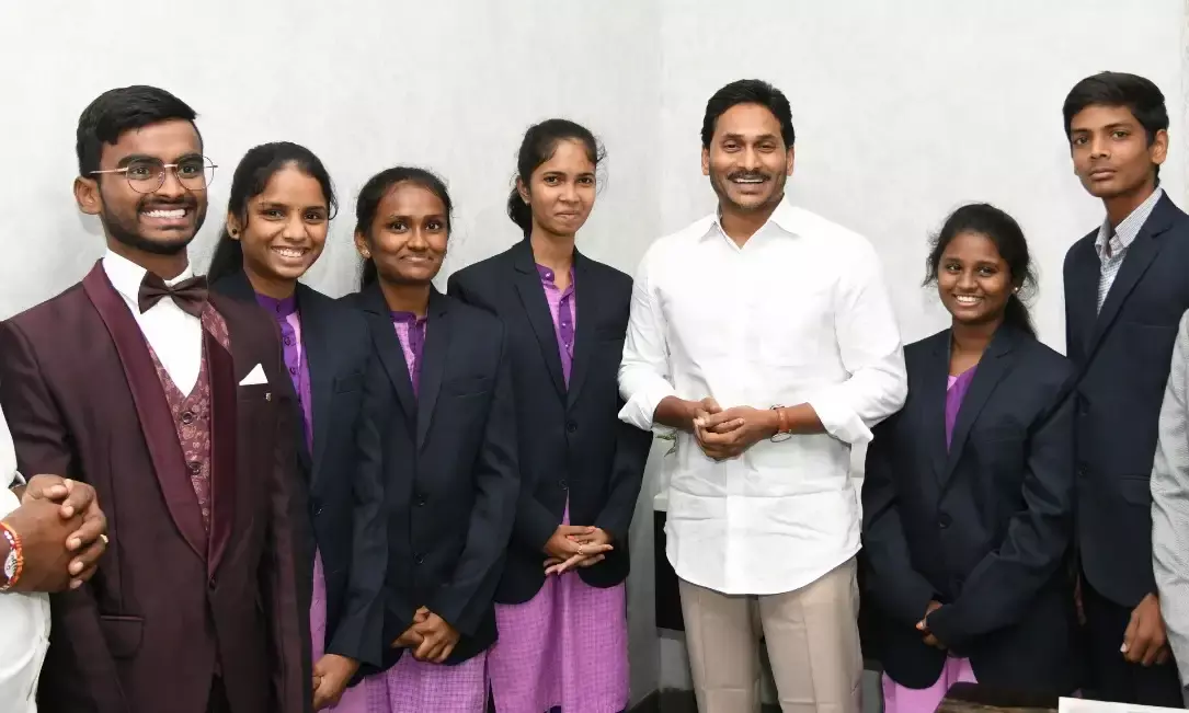 KL-YES: Jagan meets students selected for US programme; announces Rs 1L cash assistance