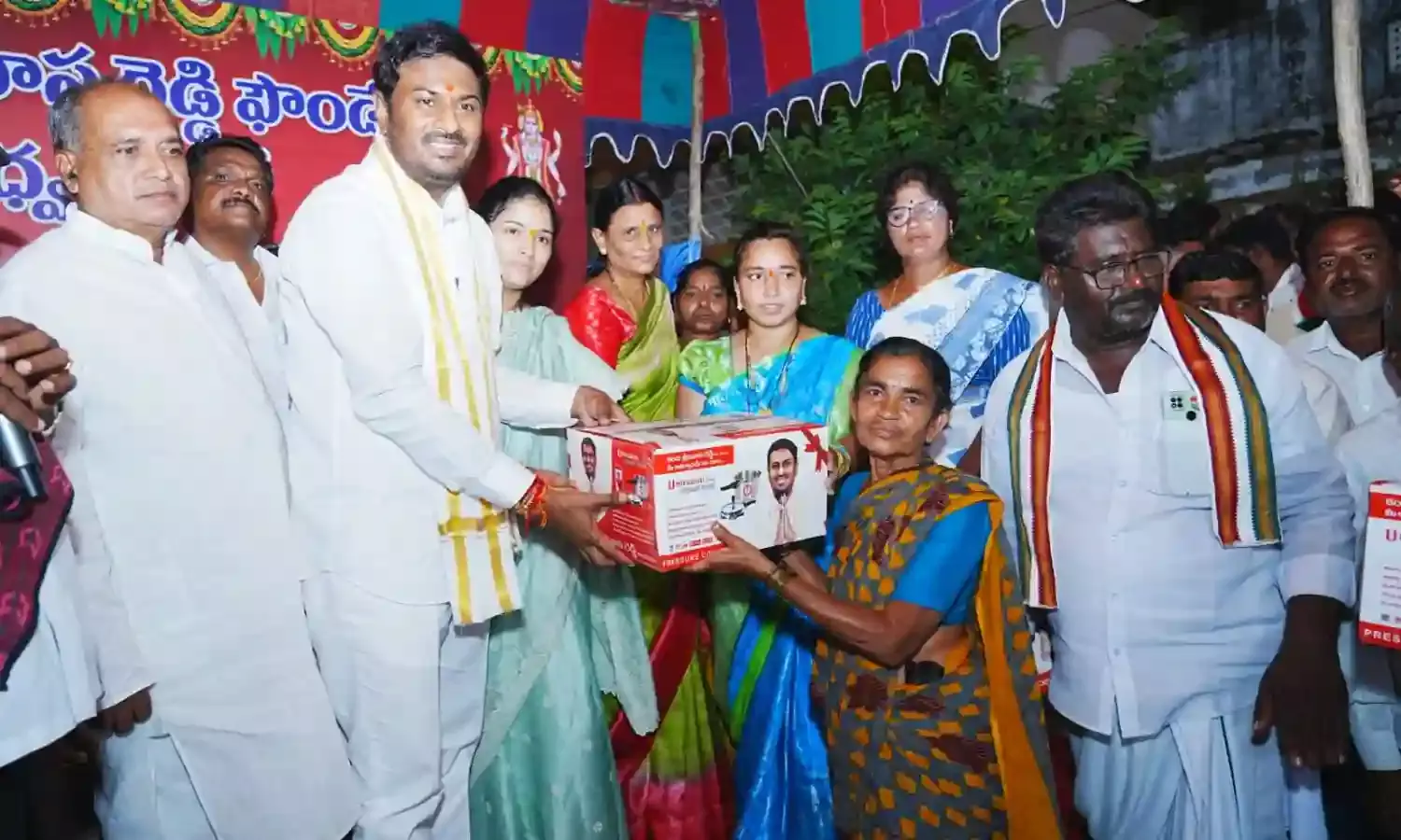 Congress ticket aspirant NRI Srinivasa Reddy woos Adilabad with pressure cookers