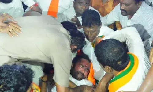 Union Minister Kishan Reddy holds fast against BRS govt; Police shift him from protest site