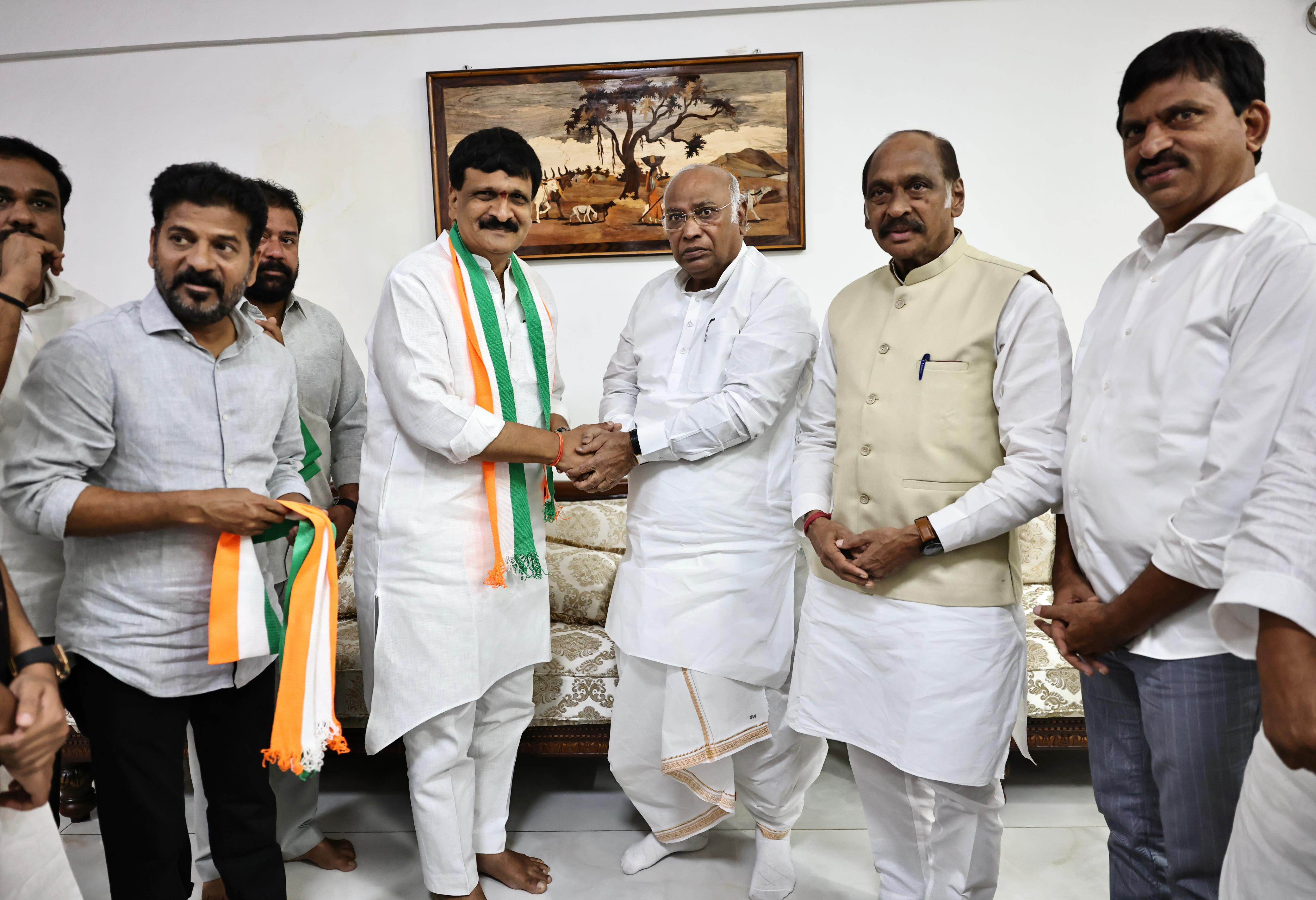 Mynampally Hanumanth Rao and other BRS leaders join Congress