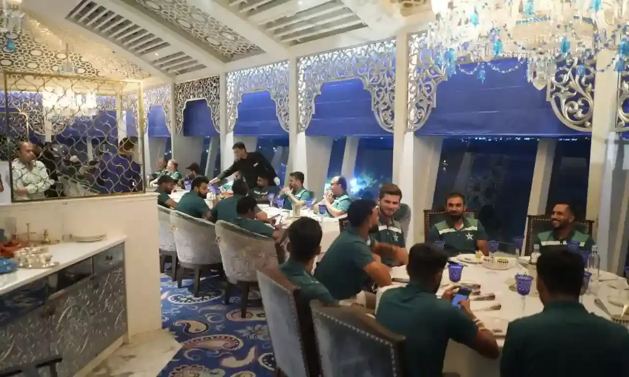 Players’ Night Out: Pakistan cricket squad chills at Hyderabad restaurant, poses with fans for selfies