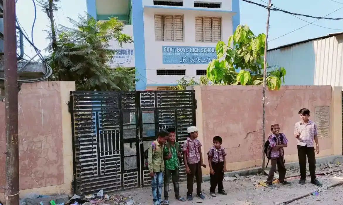 Bahadurpura government school delays opening gates daily, puts students at risk