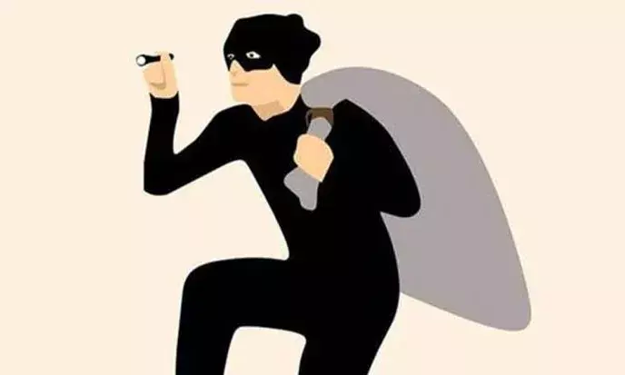 Money heist: Men posing as cops decamp Rs 18.5L of private employee in Hyderabad