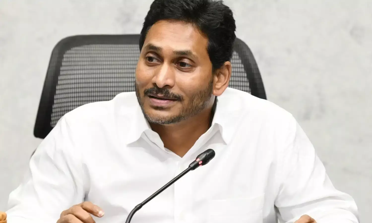 SC notice to Andhra CM Jagan Mohan Reddy, CBI on plea seeking cancellation of his bail