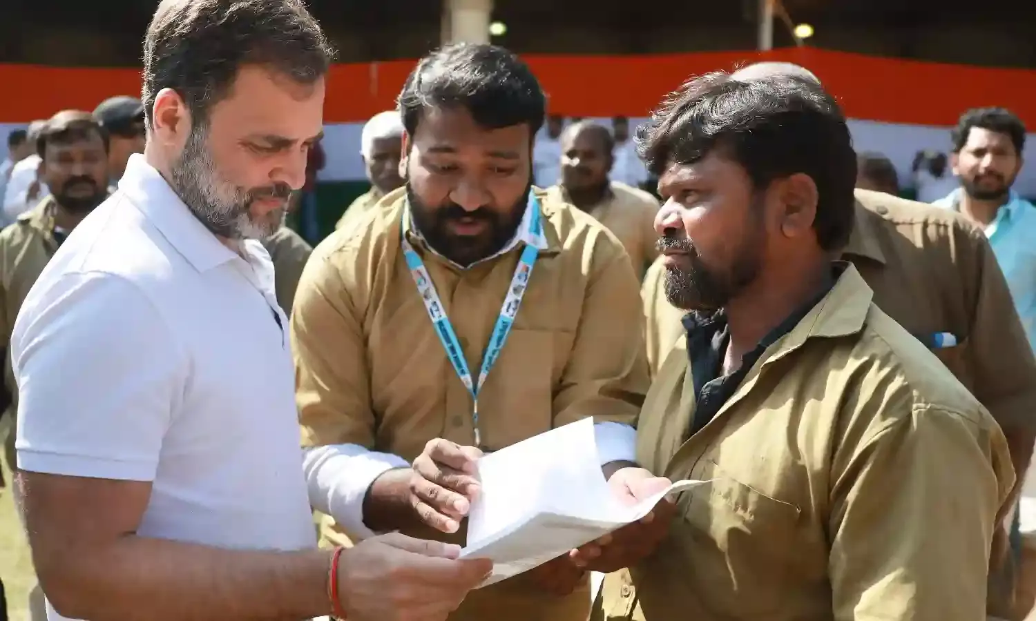 Rahul meets GHMC workers, auto drivers in Gachibowli, promises wage increase, job security