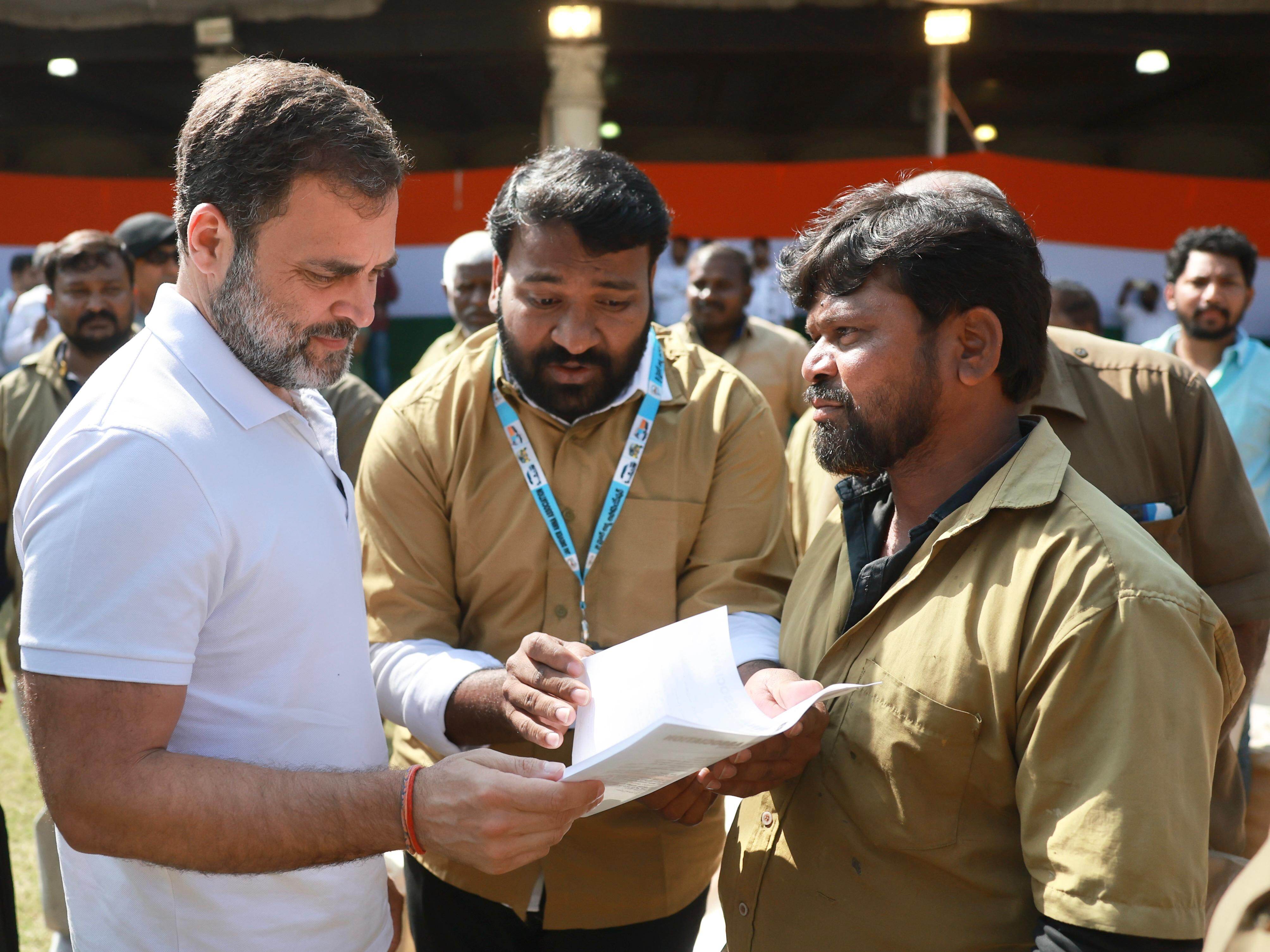 Rahul meets GHMC workers, auto drivers in Gachibowli, promises wage