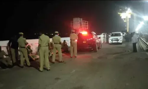 Nalgonda: Andhra police swoop on Telangana cops; barricade Nagarjuna Sagarās dam 13th gate, release water