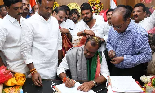 Komatireddy Venkat Reddy signs off on nine infra projects as Roads and Buildings minister
