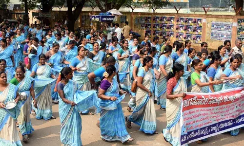 1,20,000 AP Anganwadi workers lock centres demanding wage hike; protest enters eighth day