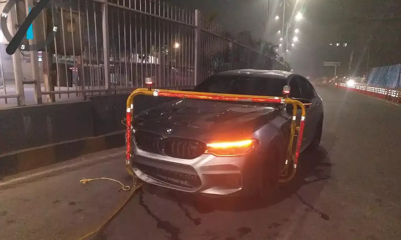 Car crashes into barricades at Begumpet’s Praja Bhavan; Panjagutta Inspector accused of protecting real driver