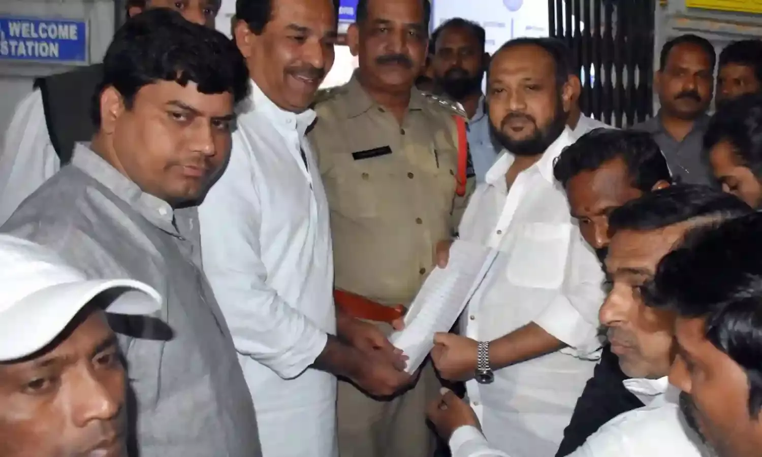 MIM goons attack Hyderabad DCC Chief, son during Praja Palana programme