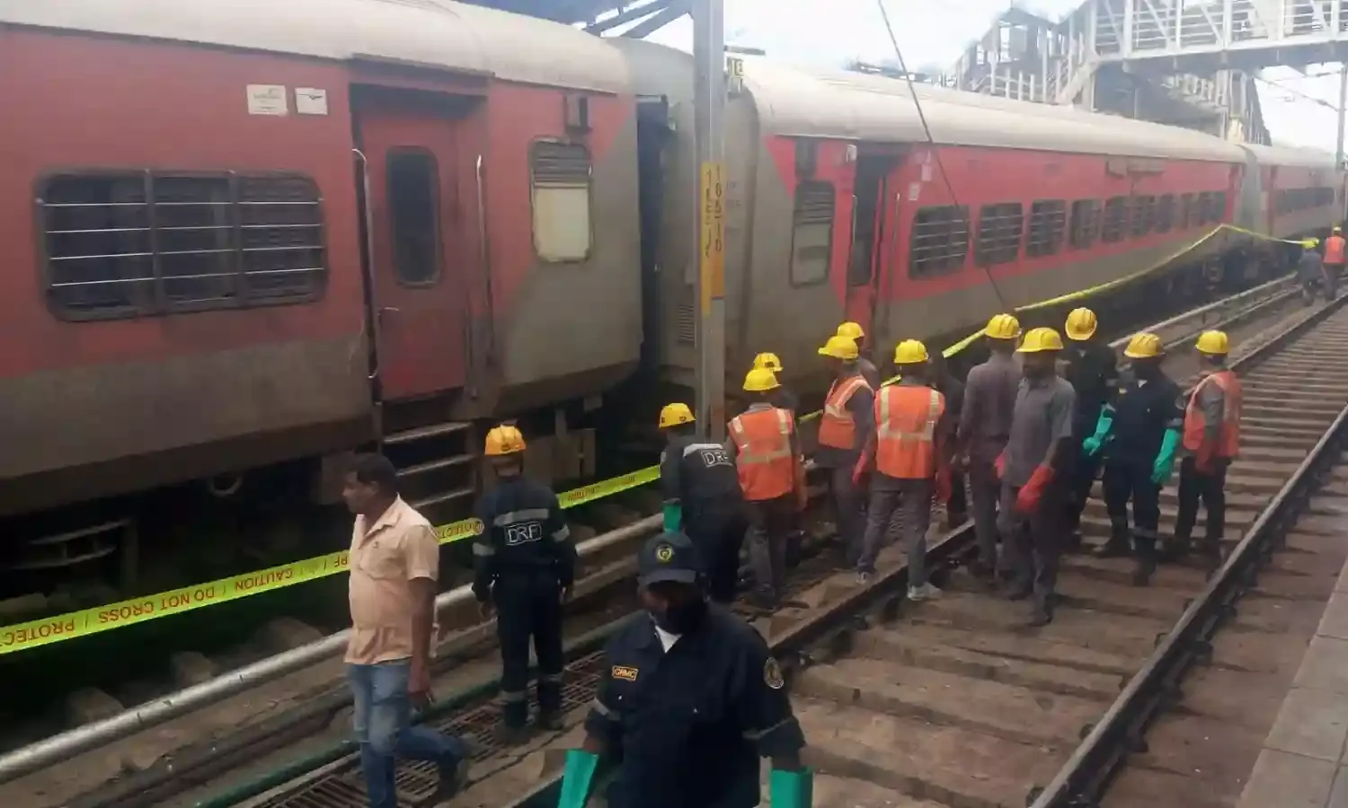 Charminar Express derails at Nampally railway station; 10 injured