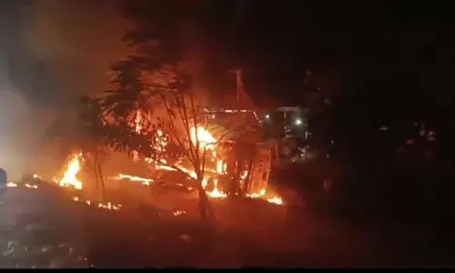 Drowsy AC bus driver crashes into divider near Beechupally; woman passenger dies, 4 hurt