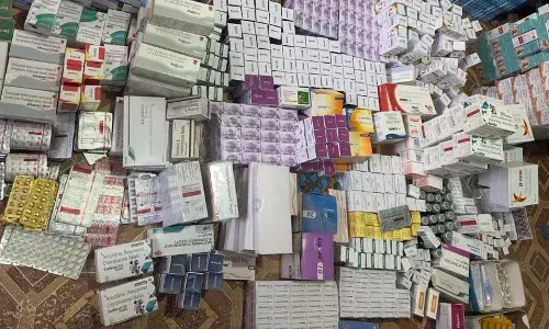 2 quacks running clinics, hoarding medicines illegally in Narsingi, Khila Warangal held