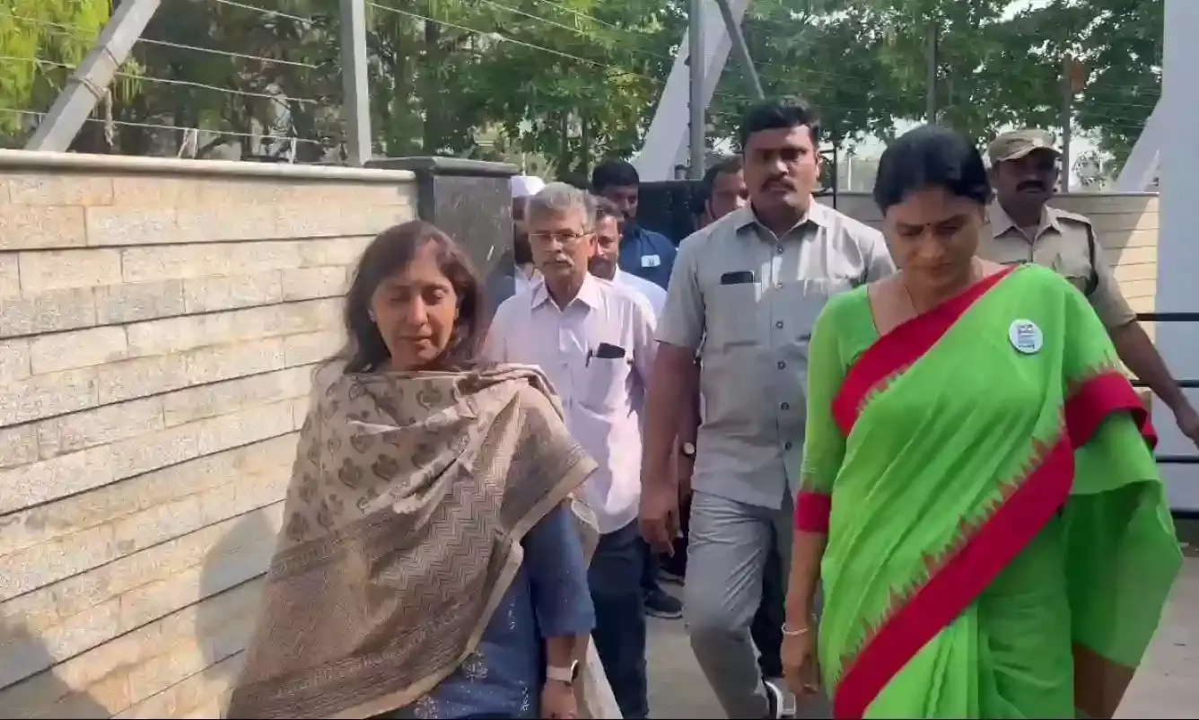 Andhra elections: Vivekas daughter Dr Sunitha meets YS Sharmila; may join Congress