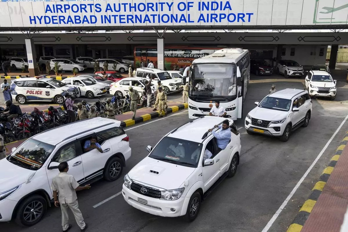 MLAs of Jharkhands ruling alliance land in Hyderabad, accommodated in luxury resort MLAs of Jharkhands ruling alliance land in Hyderabad, accommodated in luxury resort