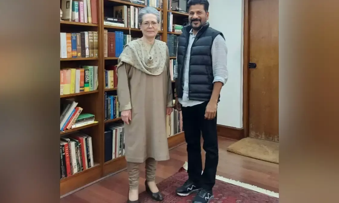 Telangana CM meets Sonia Gandhi in Delhi, urges her to contest LS polls from state