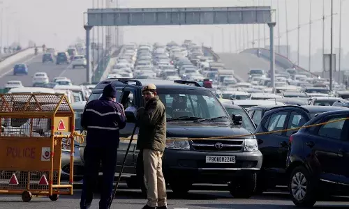 Police keep vigil at Noida border to prevent entry of protesting farmers in Delhi amid traffic mess