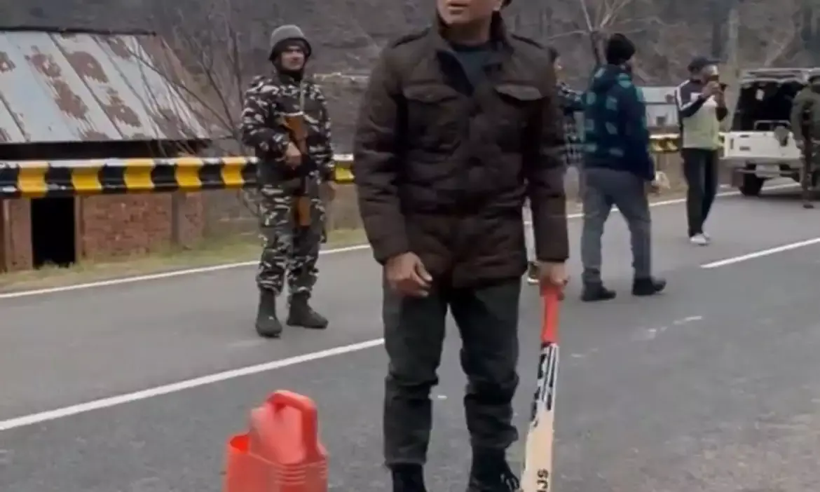 Kaun hai tumhara bowler? Tendulkar plays gully cricket in Kashmir