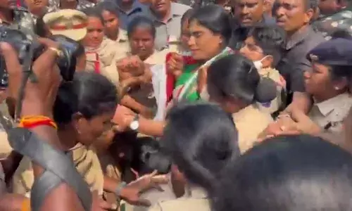 Vijayawada: Sharmila, other Congress cadre detained during stir against ādeceitfulā DSC notification