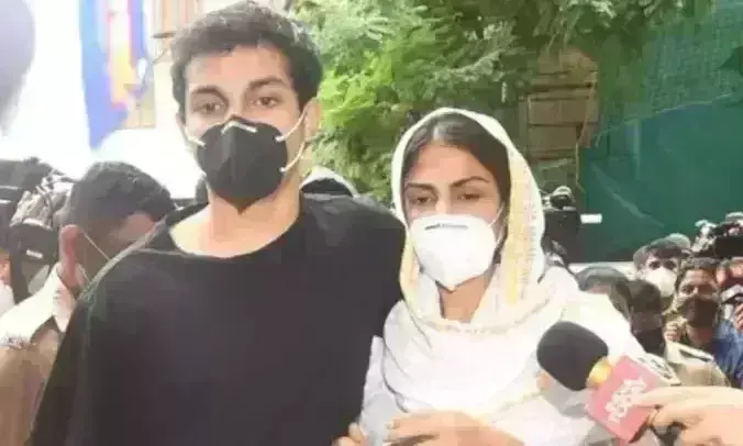 Actor Sushant Singh Rajput death case: HC quashes LOCs issued against Rhea Chakraborty