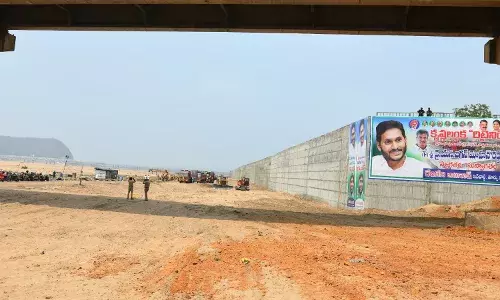 Jagan opens 2-km retaining wall along Krishna River in Vijayawada