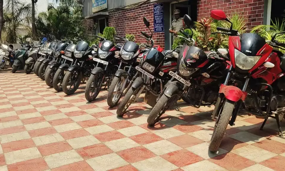 17 bikes recovered from 3 habitual bike thieves held in Jeedimetla