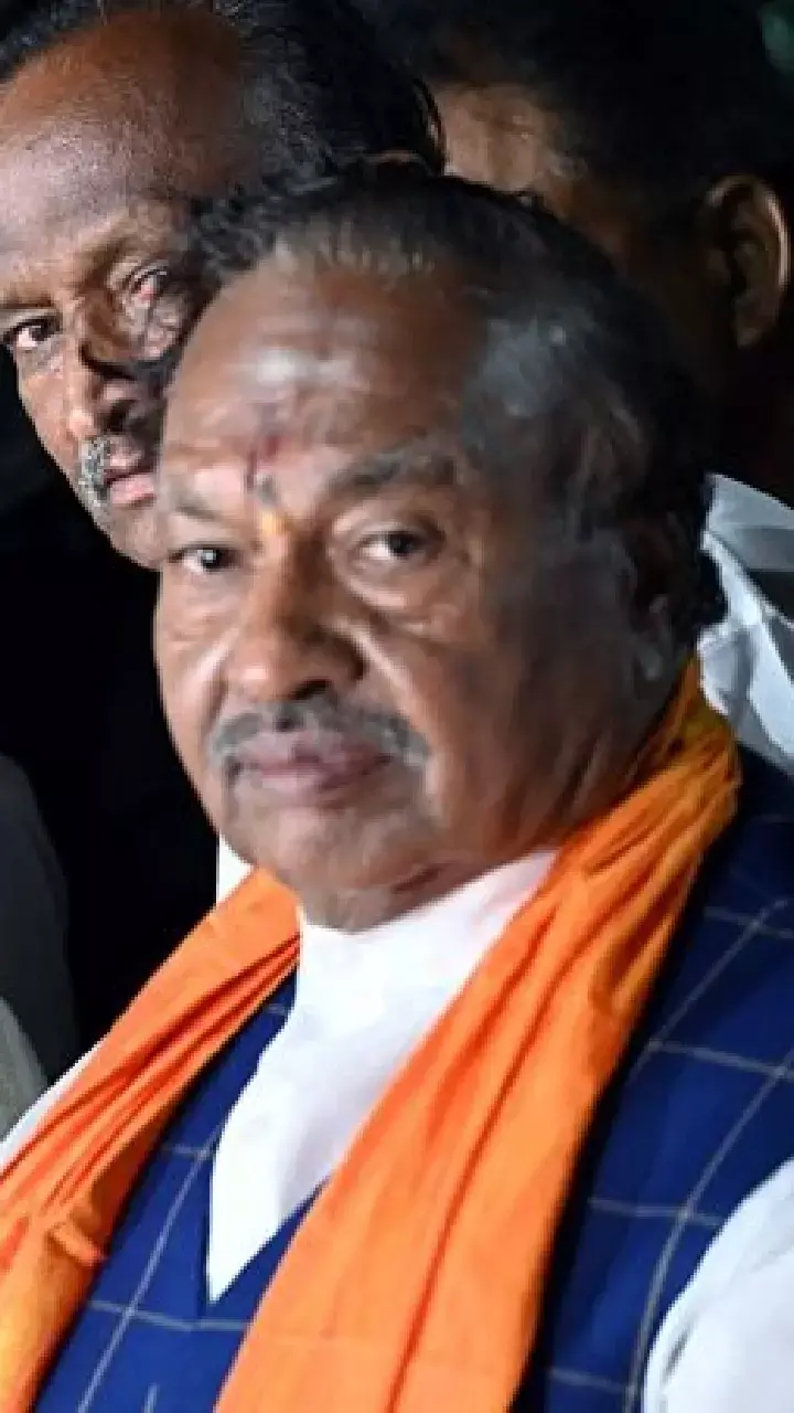 Eshwarappa contests against Yediyurappas son